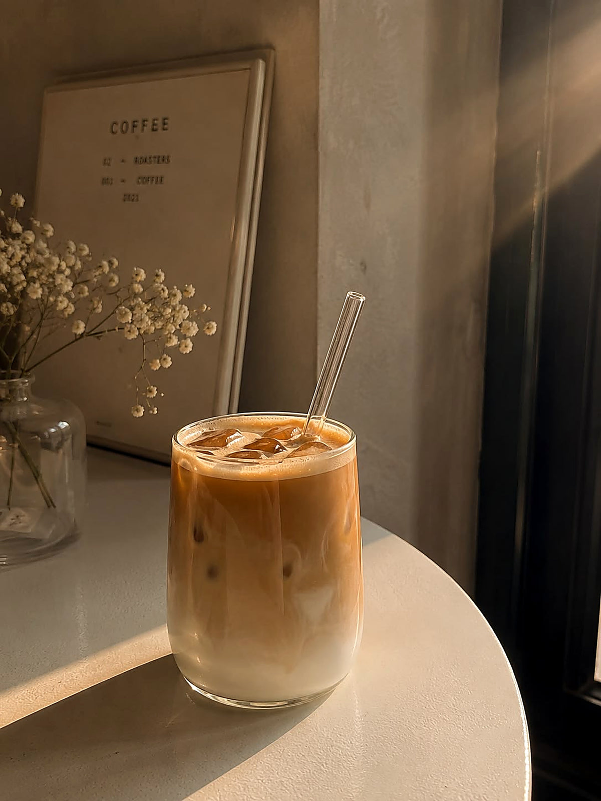 Wavy ribbed glass coffee mug with bamboo lid and glass straw – The Mug Edit by Decova Living